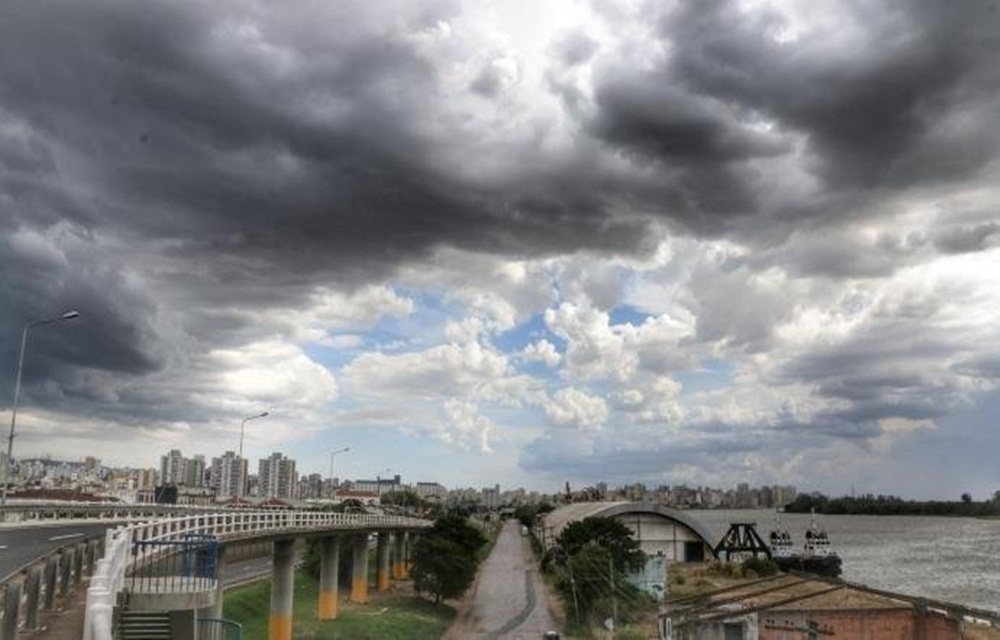 Ir para  <p>O sol aparece com nuvens na maioria das regi&otilde;es do Rio Grande do Sul no decorrer desta quarta-feira. Entretanto, algumas &aacute;reas ainda ter&atilde;o per&iacute;odos de maior nebulosidade. Persiste sobre o...